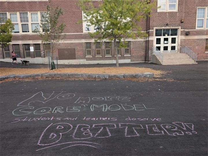 多伦多东区一小学多名教师被停职，家长要求复职并质疑学区沟通透明度1