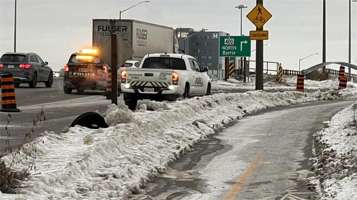 沃恩入室抢劫案嫌疑人驾赃车撞毁护栏后逃逸 400号高速入口一度封闭1