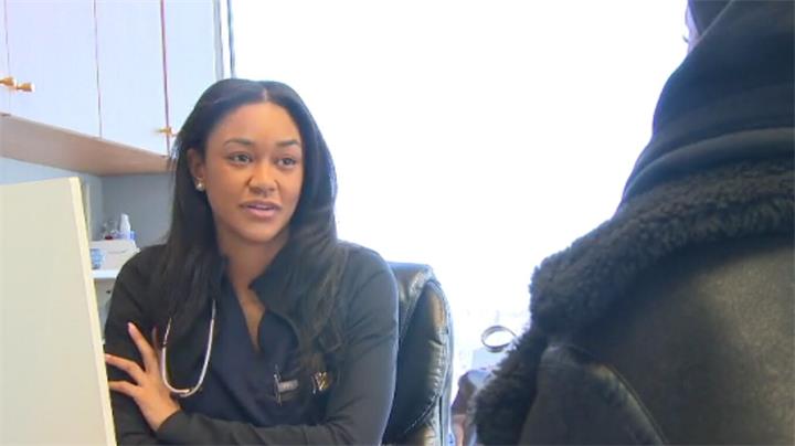 布兰普顿医生走红社交媒体,社区关注医疗代表性与就医体验1