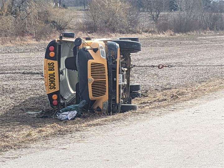 安省校车驶离道路坠入沟中，约40名小学生在车上，4人受轻伤送医1