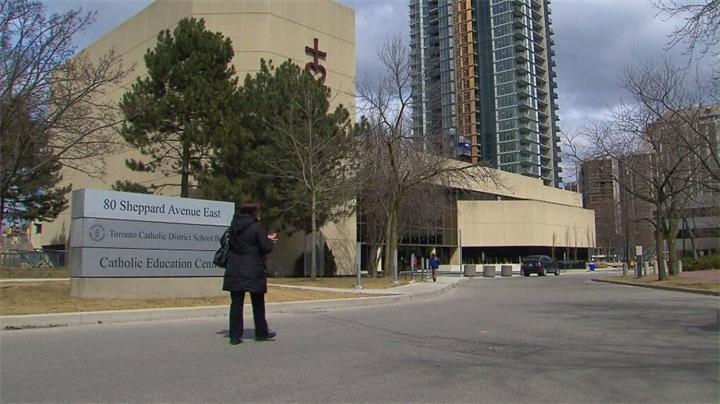 多伦多两名高中教师因涉嫌发布种族歧视内容被停职，校方展开调查1