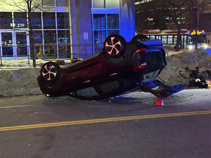 冻雨导致路况恶化，大多伦多地区周六晚发生数十起交通事故1