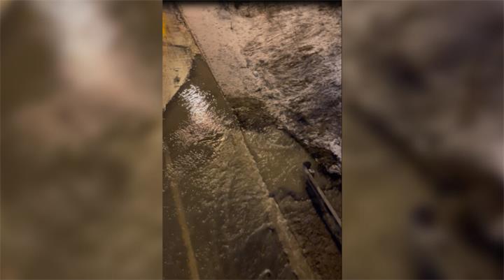 加德纳高速两处水管清晨爆裂，双向车道受影响交通严重拥堵1