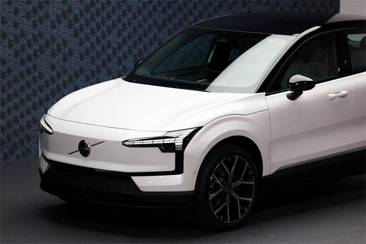 沃尔沃召回超4万辆EX30电动车 因电池存在过热风险1