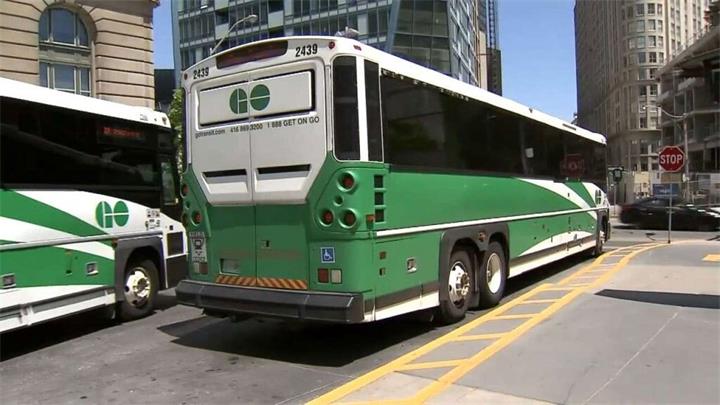 北约克芬奇枢纽发生公交撞人事故,早高峰交通一度受影响1