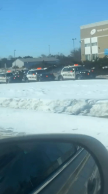 万锦市 Markham 特鲁多高中周一清晨警力大增，警方因威胁锁定校园调查1