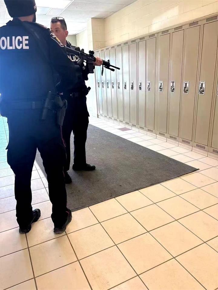 万锦市 Markham 特鲁多高中周一清晨警力大增,警方因威胁锁定校园调查2