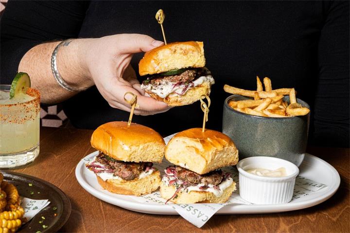 多伦多新餐厅 Cassette 开业：复古音乐主题餐厅亮相 Queen West1