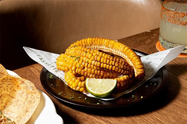 多伦多新餐厅 Cassette 开业：复古音乐主题餐厅亮相 Queen West2