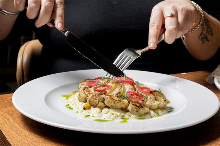 多伦多新餐厅 Cassette 开业：复古音乐主题餐厅亮相 Queen West3