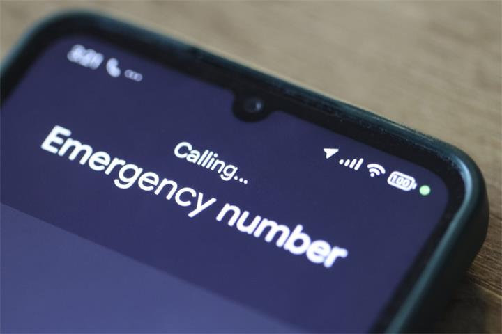 阿贾克斯男子一天内拨打911约24次 被警方起诉1
