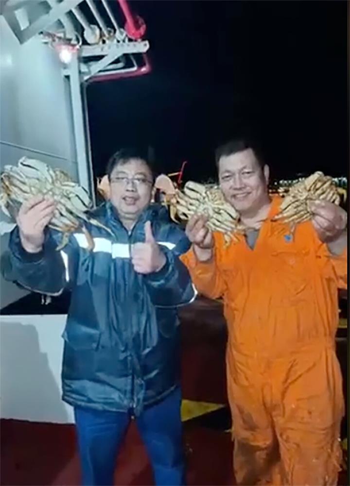 华裔男拍视频炫耀一晚抓几百只螃蟹？引发官方调查涉及多项违规2