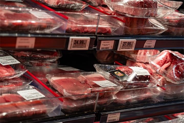 加拿大牛肉价格创历史新高：供应紧张推动上涨，或持续至2027年1