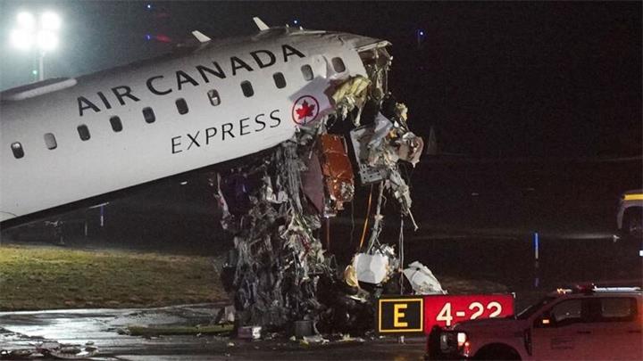 加拿大航空一架客机在纽约拉瓜迪亚机场与一辆消防车相撞，机长和副驾驶身亡1