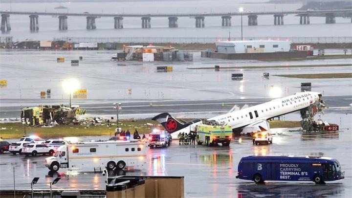 加拿大航空一架客机在纽约拉瓜迪亚机场与一辆消防车相撞，机长和副驾驶身亡3