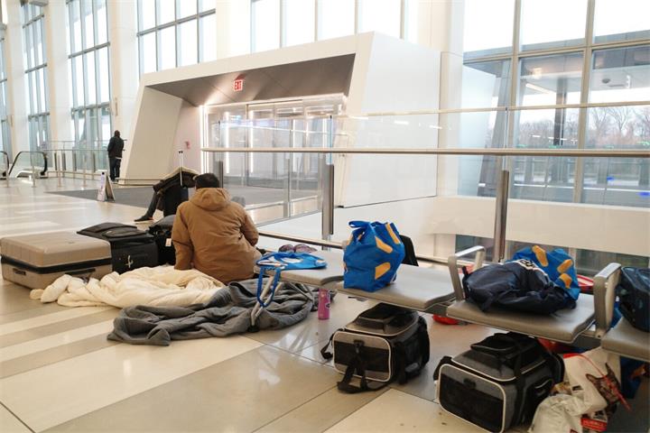 加拿大航空事故飞行员身份确认：两人不幸遇难 拉瓜迪亚机场调查展开2