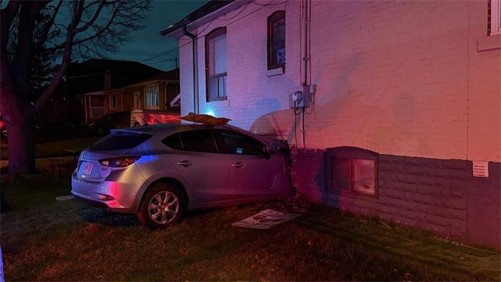 多伦多北约克车辆失控撞入住宅，具体原因仍在调查1