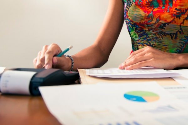 工作还在，但心已经不太踏实了：现在这种就业环境，钱该怎么准备？1