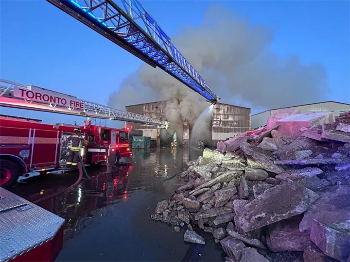 多伦多怡陶碧谷发生三级工业火灾，80名消防员现场灭火1