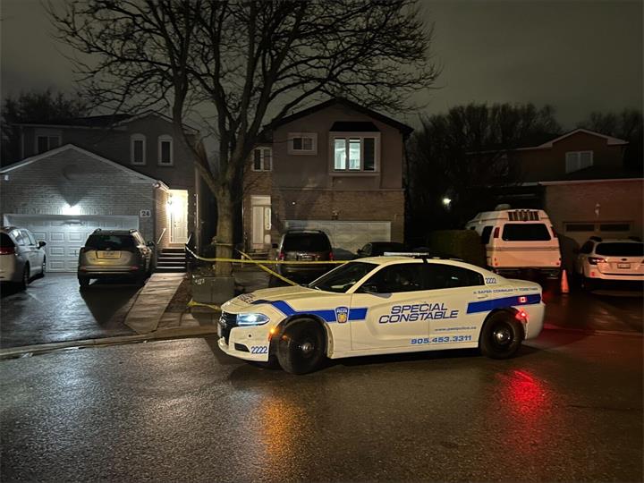 深夜突发暴力事件:布兰普顿一住宅内母女遭刺伤,嫌疑人已落网1