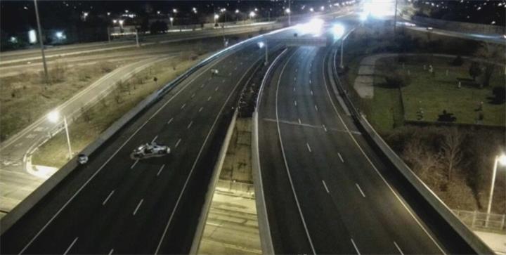 427号公路通往401东向匝道关闭，事故致司机重伤 1