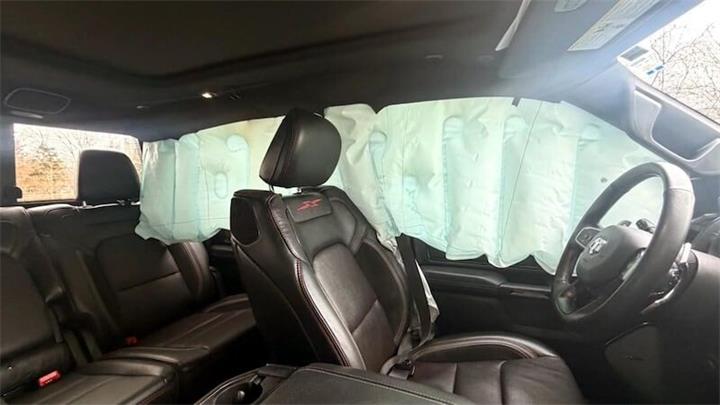 高速行驶中气囊突然弹出,司机称 “像爆炸一样”1