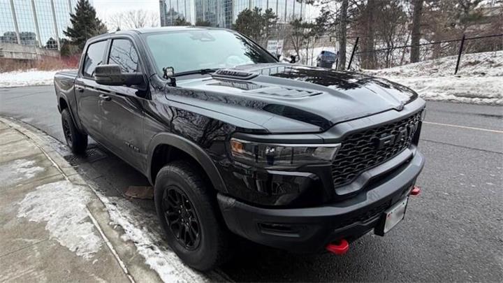 高速行驶中气囊突然弹出,司机称 “像爆炸一样”2