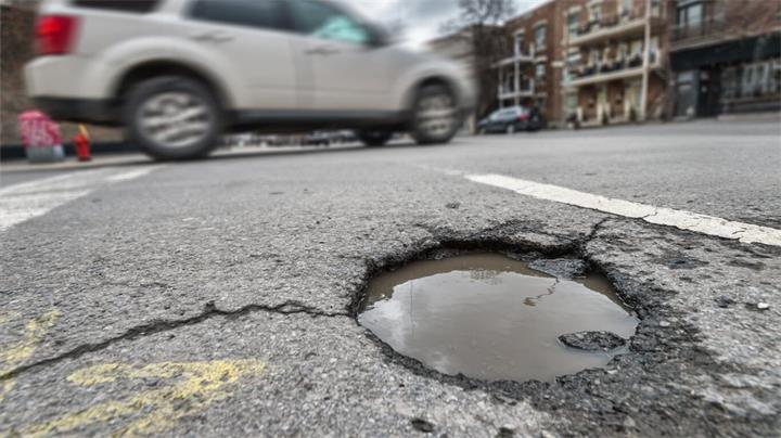 被道路坑洞损坏车辆可申请赔偿，哪些情况能赔，很多人并不清楚1