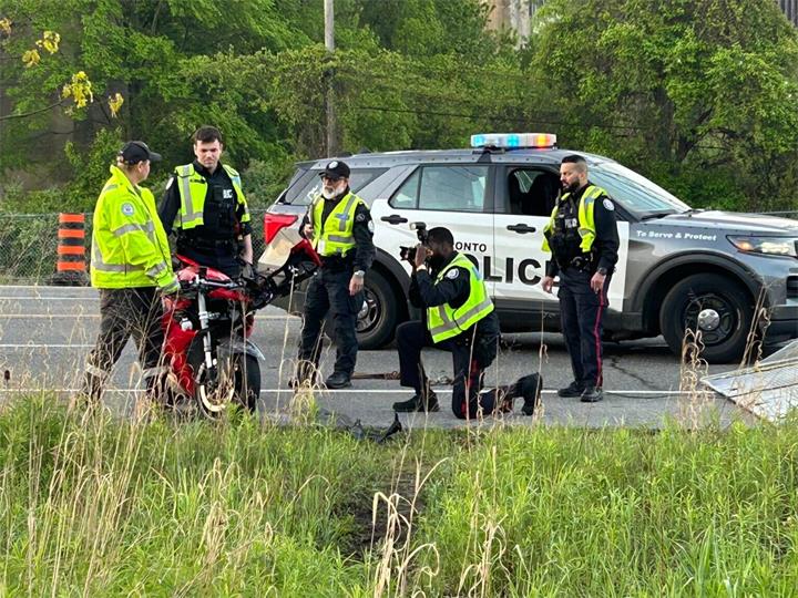 东约克凌晨发生致命车祸:摩托车骑手撞车身亡,同伴事后离开现场1