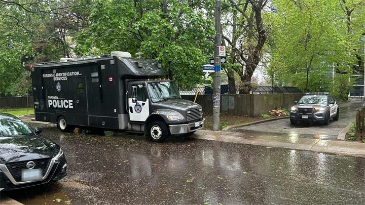 多伦多卡贝奇镇车库发现身份未明男尸 一名30岁男子被控二级谋杀1