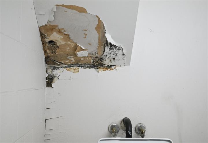 政府投入数十亿新建经济适用房,但许多现有公屋却正在老化失修1