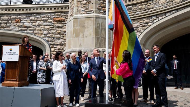 总理卡尼与国会议员在国会山升起彩虹旗,强调保障LGBTQ+群体安全与尊严1