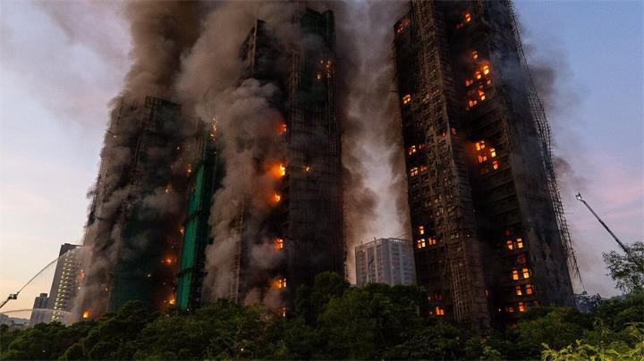 造成168人死亡的香港大火进入司法程序:7人及2家公司被起诉1