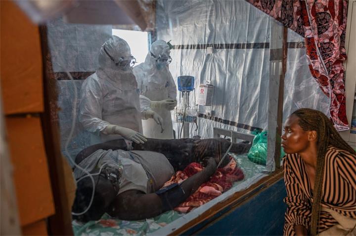 刚果和乌干达埃博拉疫情扩大:病例一周增38%,死亡人数已超过200人1