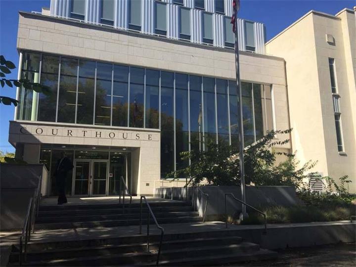 萨省女子将前未婚夫推下楼致四肢瘫痪，法院裁定无罪1