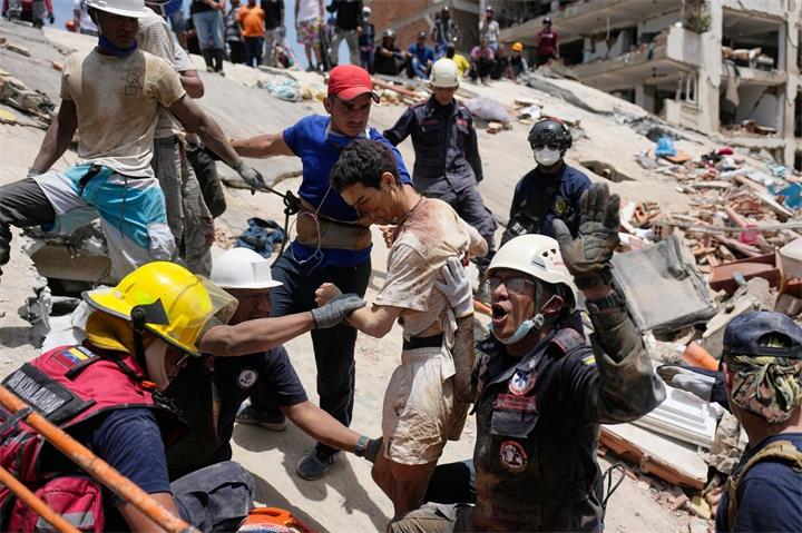 委内瑞拉地震死亡人数升至1430人，近7万人失踪，灾区民众不满救援进度1