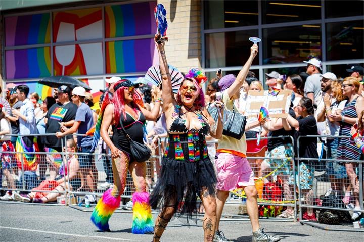 【视频】多伦多Pride大游行举行 总理卡尼现身参加并与民众互动2