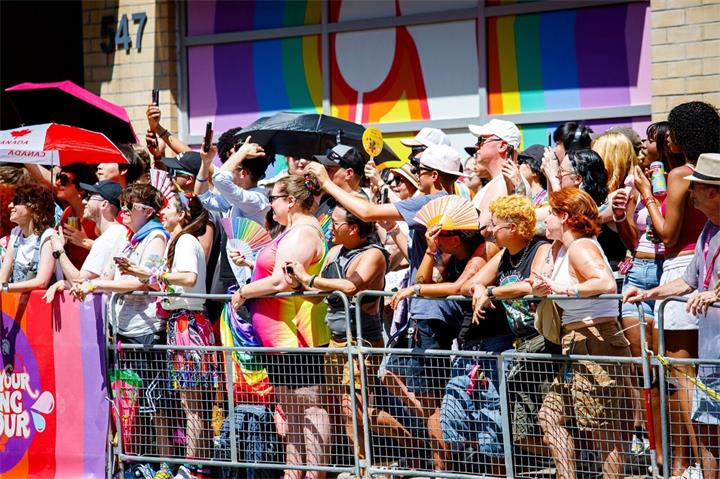 【视频】多伦多Pride大游行举行 总理卡尼现身参加并与民众互动3