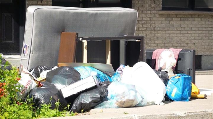蒙特利尔搬家日后街头垃圾成堆,市政府提醒:乱弃家具最高罚4000加元1