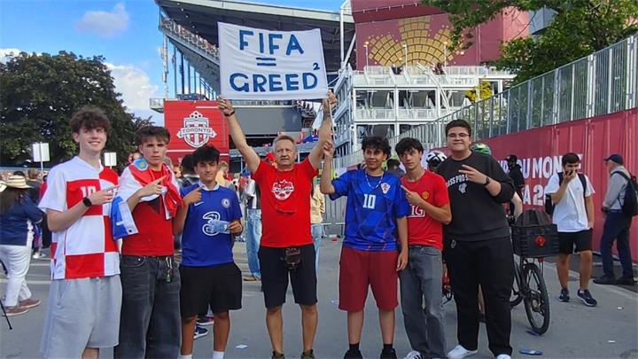 男子举“FIFA=贪婪”标语遭警方控告,律师提醒表达自由不代表可在任何地方抗议1
