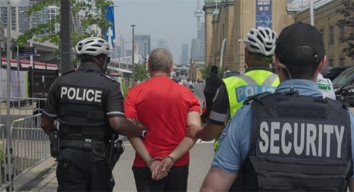 男子举“FIFA=贪婪”标语遭警方控告,律师提醒表达自由不代表可在任何地方抗议2