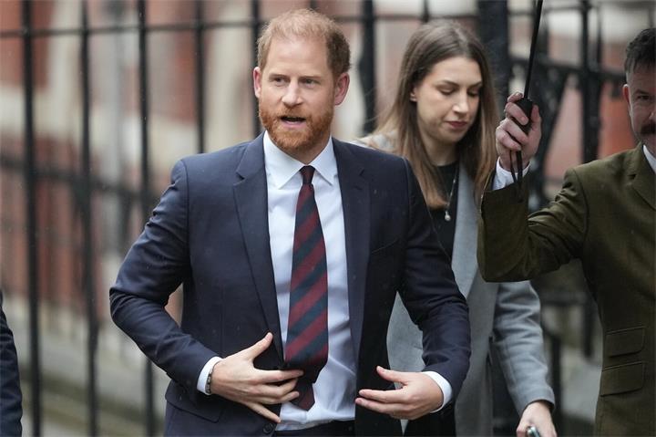 哈里王子败诉!英国法官驳回其起诉《每日邮报》侵犯隐私案1