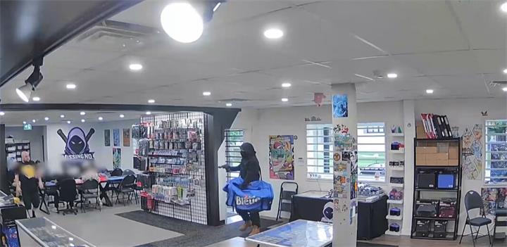 持枪抢走3万加元宝可梦卡牌,离开时还说“谢谢”!加拿大商店监控拍下惊险一幕1