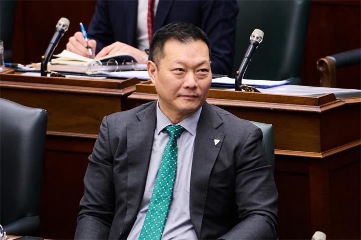 住家距离省议会不到6公里,安省厅长3年报销酒店费超1.6万加元遭质疑1