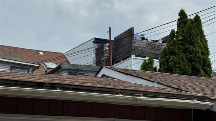邻居扩建越过自家地界,多伦多房主维权多年:市政府许可证为何仍能获批?1