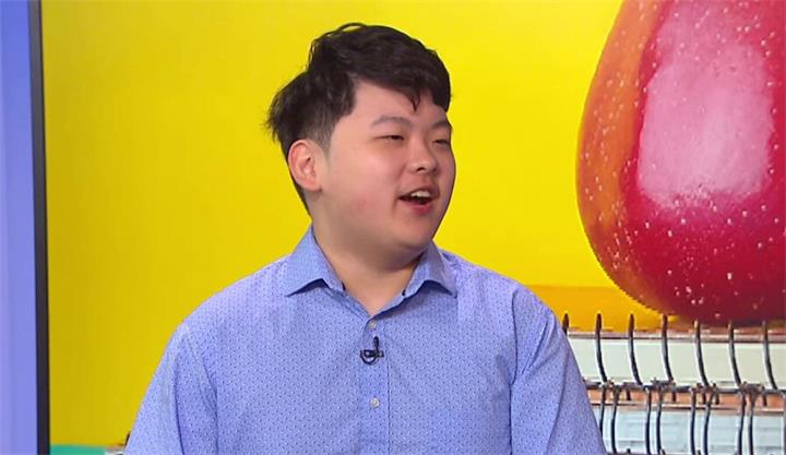 一名学生四年几乎没进过教室!多伦多3名高中生以100%平均分毕业,网课真的影响学习吗?1