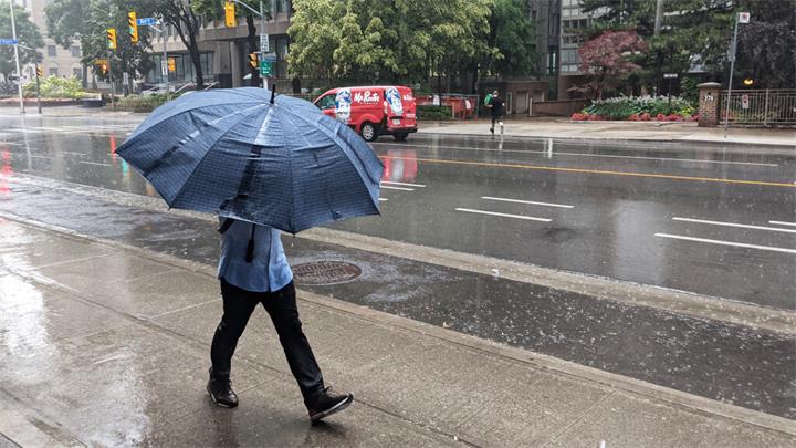 大多伦多地区发布强雷暴预警:阵风最高110公里/小时,冰雹、暴雨和停电风险增加1