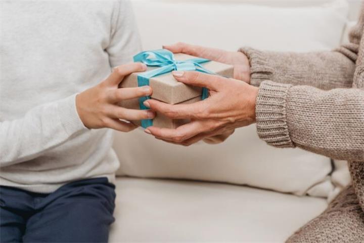 父母给子女一大笔钱买房,需要报税吗?很多家庭最容易混淆这几件事1