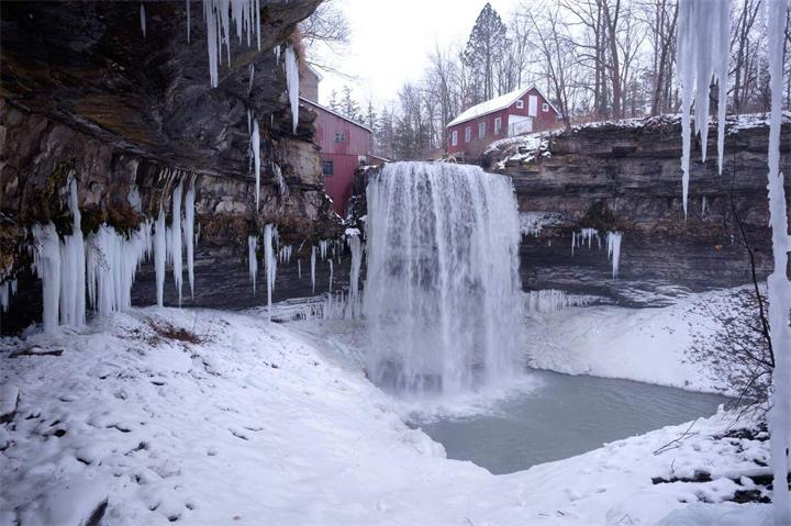安省这5个瀑布在冬季会变成令人叹为观止的冰雕2