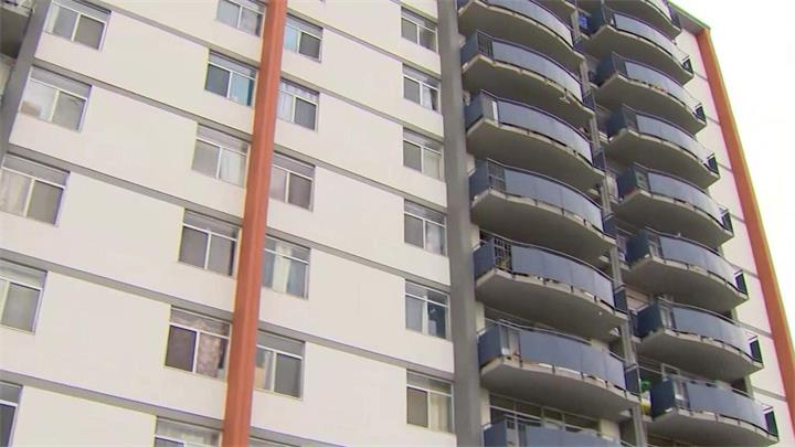 不止一栋楼没暖气：多伦多多处出租公寓冬季无供暖，住户在家穿棉服御寒1